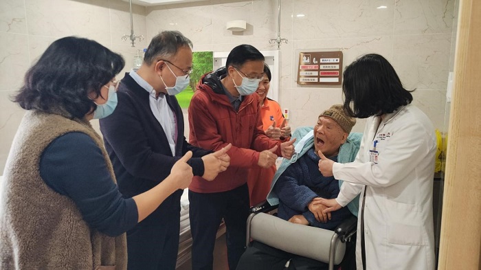 1-2王桂林一行看望慰问九三学社广州市委会原主委黎宝松.jpg
